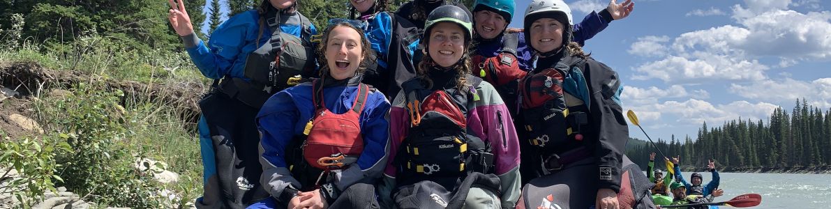 guys photobomb women's weekend 2021